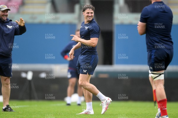 290525 - Scarlets Training - Scarlets train ahead of their trip to Dublin as they face Leinster in the United Rugby Championship Quarter Final - Tomi Lewis