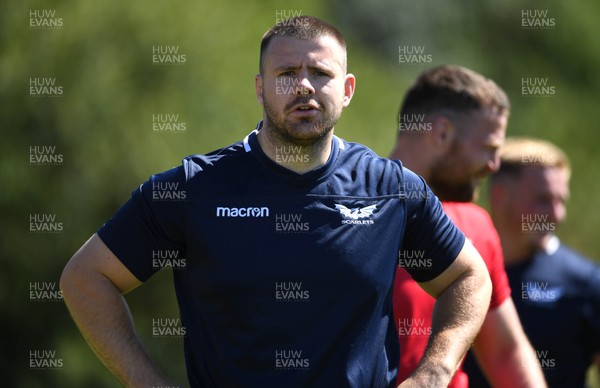 300720 - Scarlets Rugby Training - Rob Evans during training