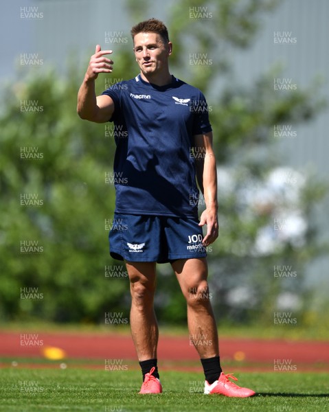 300720 - Scarlets Rugby Training - Jonathan Davies during training