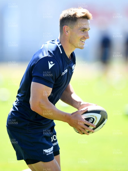 300720 - Scarlets Rugby Training - Jonathan Davies during training