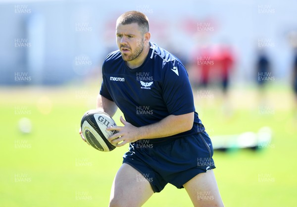 300720 - Scarlets Rugby Training - Rob Evans during training