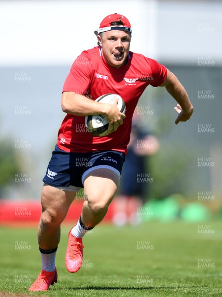 300720 - Scarlets Rugby Training - Steff Evans during training