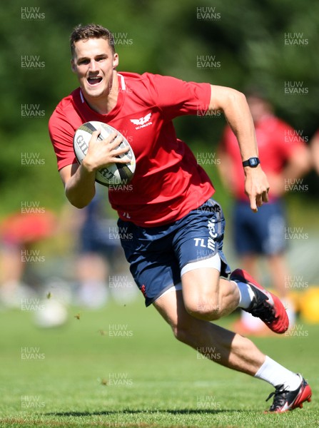 300720 - Scarlets Rugby Training - Tomi Lewis during training