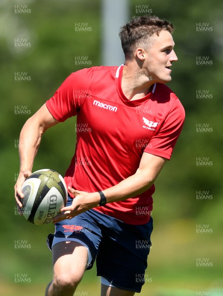 300720 - Scarlets Rugby Training - Tomi Lewis during training