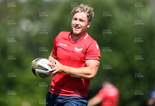 300720 - Scarlets Rugby Training - Tyler Morgan during training
