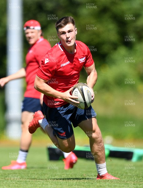 300720 - Scarlets Rugby Training - Joe Roberts during training