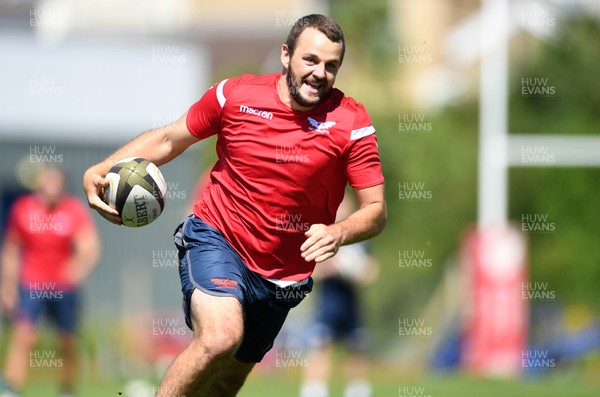 300720 - Scarlets Rugby Training - Paul Asquith during training