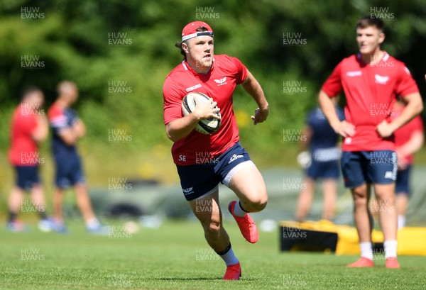 300720 - Scarlets Rugby Training - Steff Evans during training