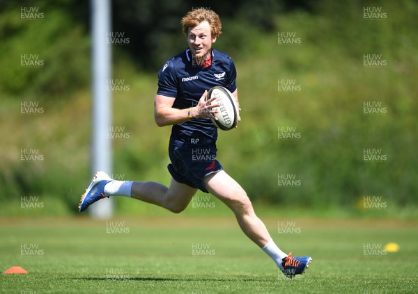 300720 - Scarlets Rugby Training - Rhys Patchell during training