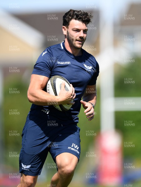 300720 - Scarlets Rugby Training - Johnny Williams during training