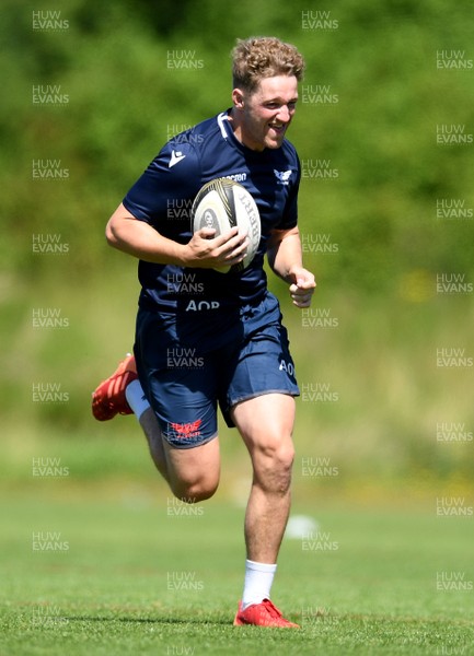 300720 - Scarlets Rugby Training - Angus O'Brien during training