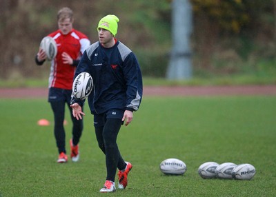 070115 - Scarlets Training - Gareth Davies during training