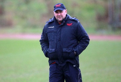 070115 - Scarlets Training - Wayne Pivac during training