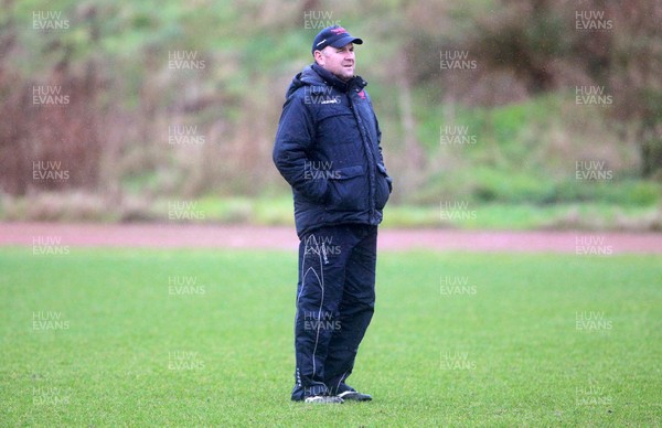 070115 - Scarlets Training - Wayne Pivac during training