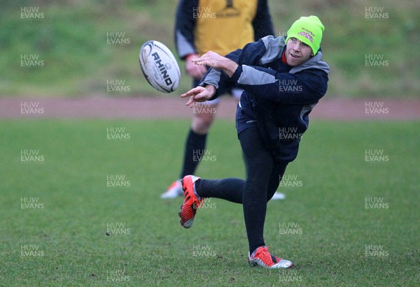 070115 - Scarlets Training - Gareth Davies during training