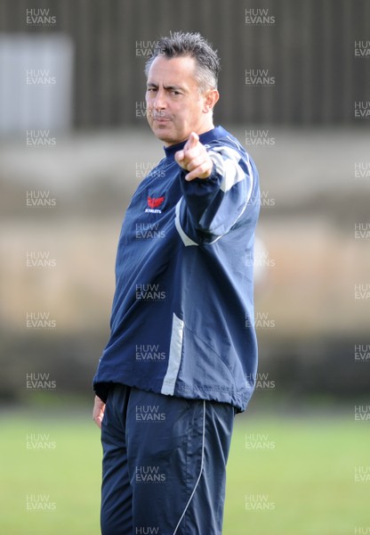 07.10.08 - Llanelli Scarlets Training - Scarlets Head Coach, Nigel Davies directs training. 