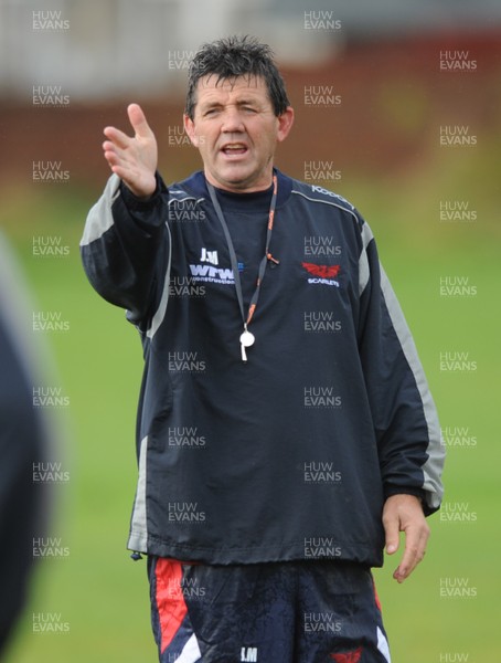 07.10.08 - Llanelli Scarlets Training - Scarlets Defence Coach, John Muggleton directs training. 