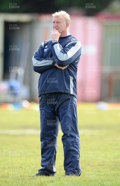 07.10.08 - Llanelli Scarlets Training - Scarlets Forwards Coach, Paul Moriarty directs training. 