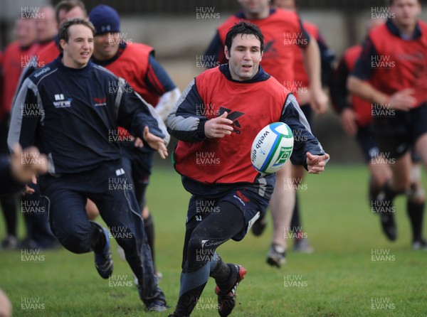 07.10.08 - Llanelli Scarlets Training - Stephen Jones looks for support. 