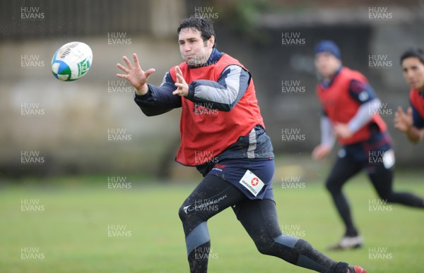 07.10.08 - Llanelli Scarlets Training - Stephen Jones takes a pass. 