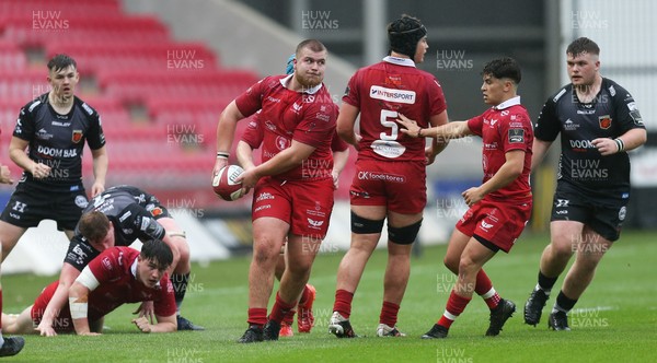 090621 - Scarlets U18 v Dragons U18 - George Rossiter of Scarlets feeds the ball out