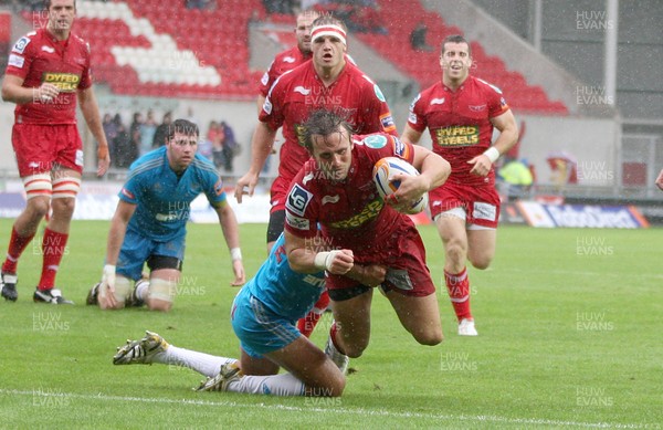 04.09.11 - Scarlets v Aironi Rugby, RaboDirect PRO12 -  Scarlets Andy Fenby dives in to score try 