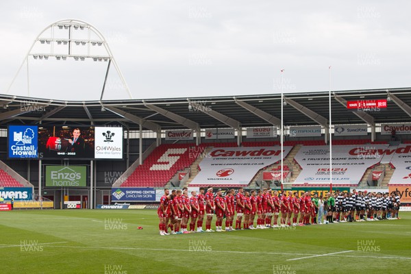 160923 - Scarlets v Barbarians - Phil Bennett Memorial Game - Players pay tribute to Phil Bennett
