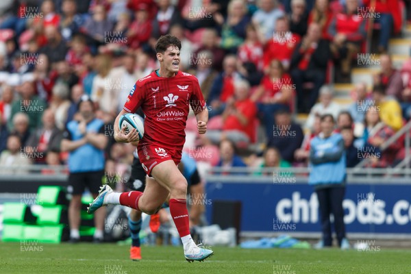 160923 - Scarlets v Barbarians - Phil Bennett Memorial Game - Eddie James of Scarlets on his way to scoring a try