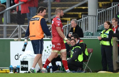 200816 - Scarlets v Bath - Preseason Friendly -John Barclay of Scarlets leave the field