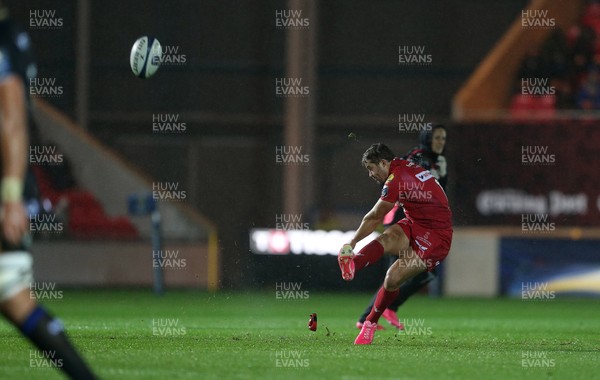 201017 - Scarlets v Bath - European Rugby Champions Cup - Leigh Halfpenny of Scarlets kicks a penalty