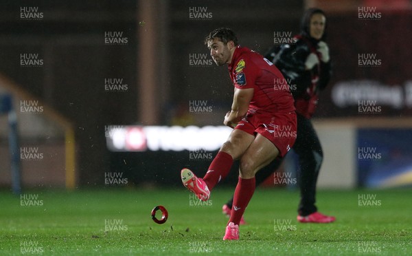 201017 - Scarlets v Bath - European Rugby Champions Cup - Leigh Halfpenny of Scarlets kicks a penalty