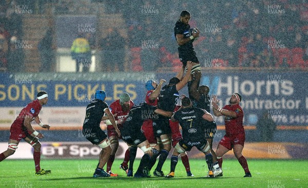 201017 - Scarlets v Bath - European Rugby Champions Cup - Taulupe Faletau of Bath wins the line out