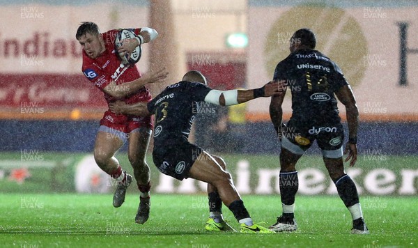 201017 - Scarlets v Bath - European Rugby Champions Cup - Steff Evans of Scarlets slips past Jonathan Joseph of Bath