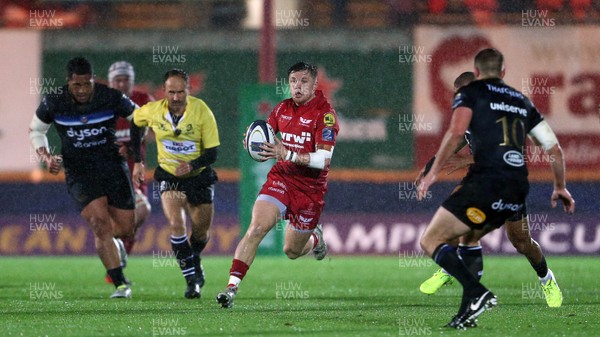 201017 - Scarlets v Bath - European Rugby Champions Cup - Steff Evans of Scarlets makes a break