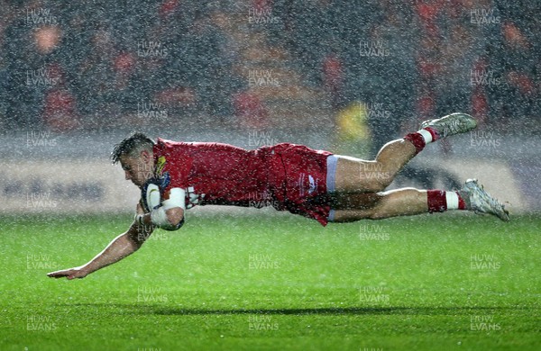 201017 - Scarlets v Bath - European Rugby Champions Cup - Steff Evans of Scarlets dives over to score a try