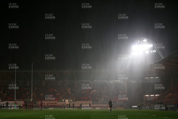 201017 - Scarlets v Bath - European Rugby Champions Cup - The rain lashes down at Parc y Scarlets