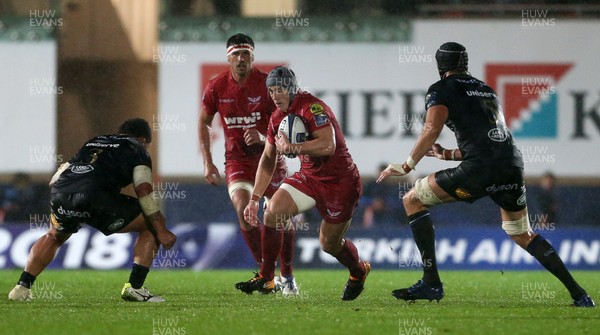 201017 - Scarlets v Bath - European Rugby Champions Cup - Jonathan Davies of Scarlets takes on Anthony Perenise of Bath