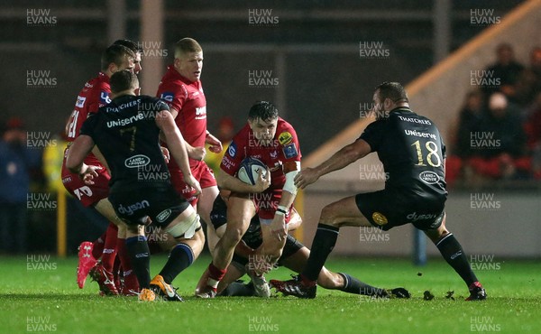 201017 - Scarlets v Bath - European Rugby Champions Cup - Steff Evans of Scarlets is tackled by Sam Underhill and Scott Andrews of Bath