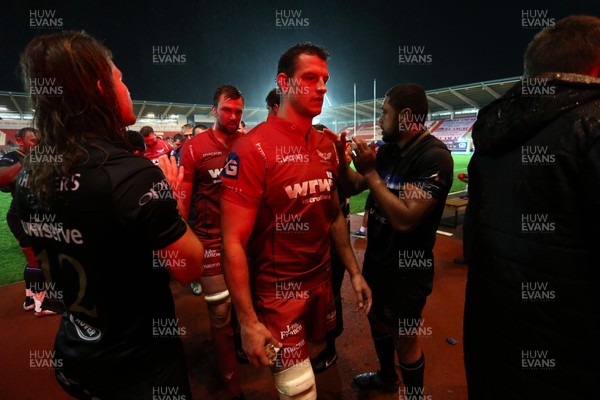 201017 - Scarlets v Bath - European Rugby Champions Cup - Dejected Aaron Shingler of Scarlets at full time