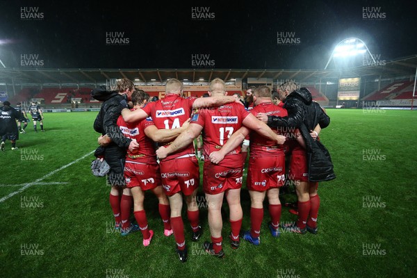 201017 - Scarlets v Bath - European Rugby Champions Cup - Dejected Scarlets team huddle at full time