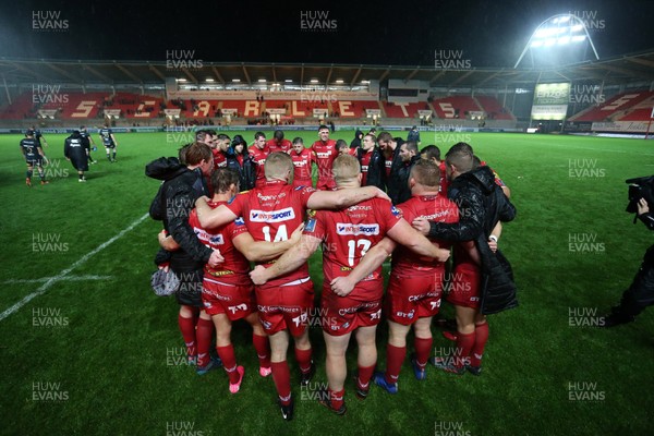201017 - Scarlets v Bath - European Rugby Champions Cup - Dejected Scarlets team huddle at full time