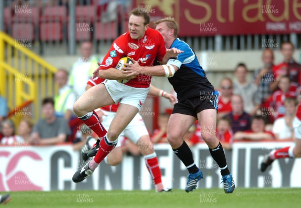 25.08.07 - Llanelli Scarlets v Bath - Pre Season Friendly - Llanelli's Morgan Stoddart is tackled by Tom Cheeseman 