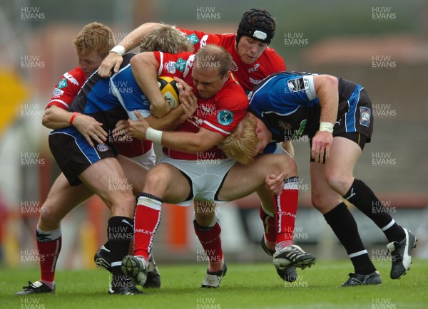 25.08.07 - Llanelli Scarlets v Bath - Pre Season Friendly - Llanelli's Ceiron Thomas is well covered by the Bath defence 