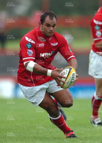 25.08.07 - Llanelli Scarlets v Bath - Pre Season Friendly - Llanelli's Deacon Manu 