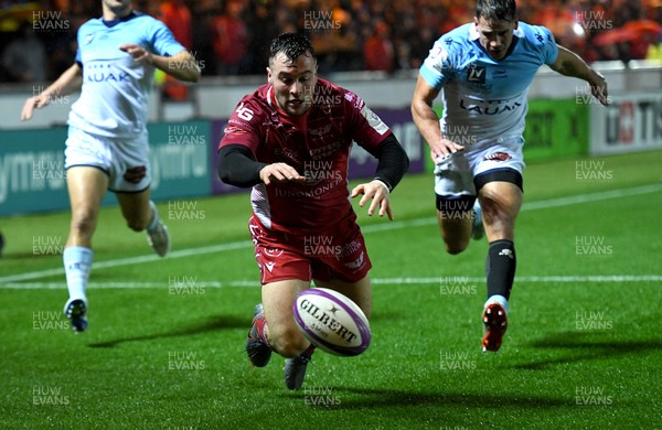141219 - Scarlets v Bayonne - European Rugby Challenge Cup - Ryan Conbeer of Scarlets scores try