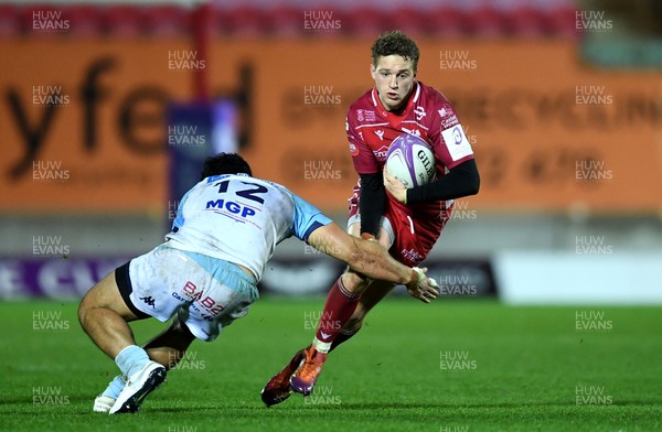 141219 - Scarlets v Bayonne - European Rugby Challenge Cup - Angus O’Brien of Scarlets is tackled by Malietoa Hingano of Bayonne