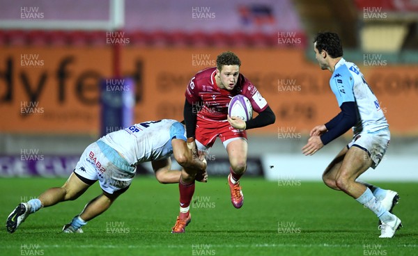 141219 - Scarlets v Bayonne - European Rugby Challenge Cup - Angus O’Brien of Scarlets is tackled by Malietoa Hingano and Manuel Ordas of Bayonne