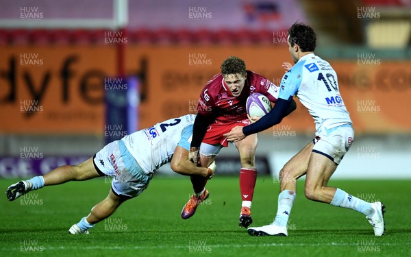 141219 - Scarlets v Bayonne - European Rugby Challenge Cup - Angus O’Brien of Scarlets is tackled by Malietoa Hingano and Manuel Ordas of Bayonne