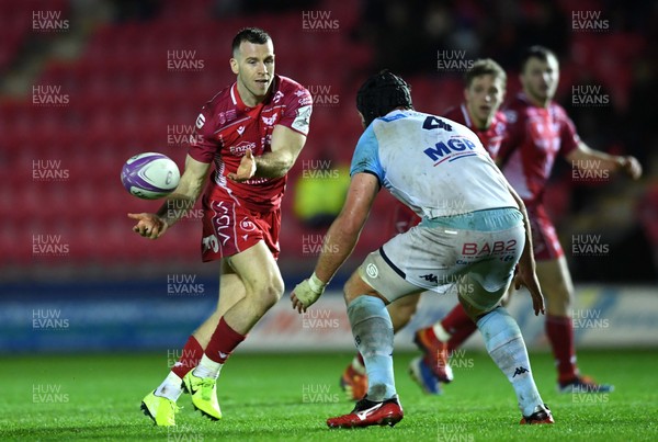 141219 - Scarlets v Bayonne - European Rugby Challenge Cup - Gareth Davies of Scarlets gets the ball away