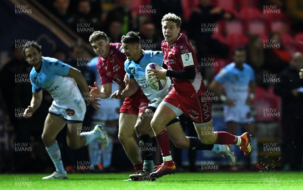 141219 - Scarlets v Bayonne - European Rugby Challenge Cup - Angus O’Brien of Scarlets gets into space